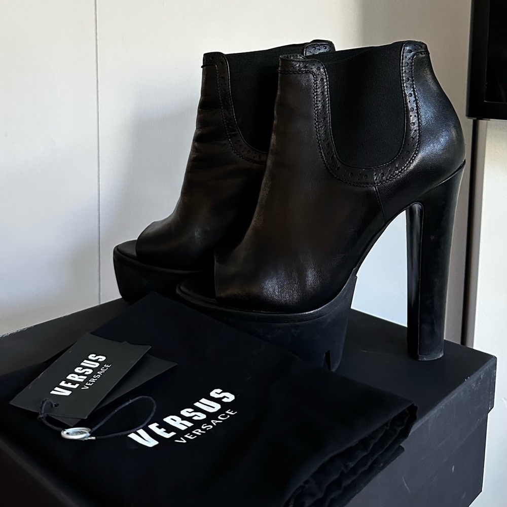 VERSACE VERSUS Women's Black Leather platform ankle boots
